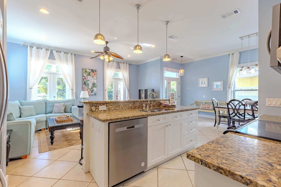 Kitchen/Living Room Area