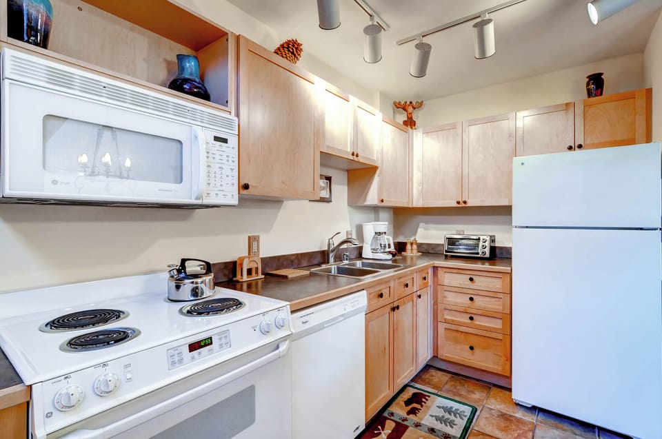 The well-equipped kitchen features modern appliances and a charming design, ideal for preparing meals amidst stunning alpine surroundings.