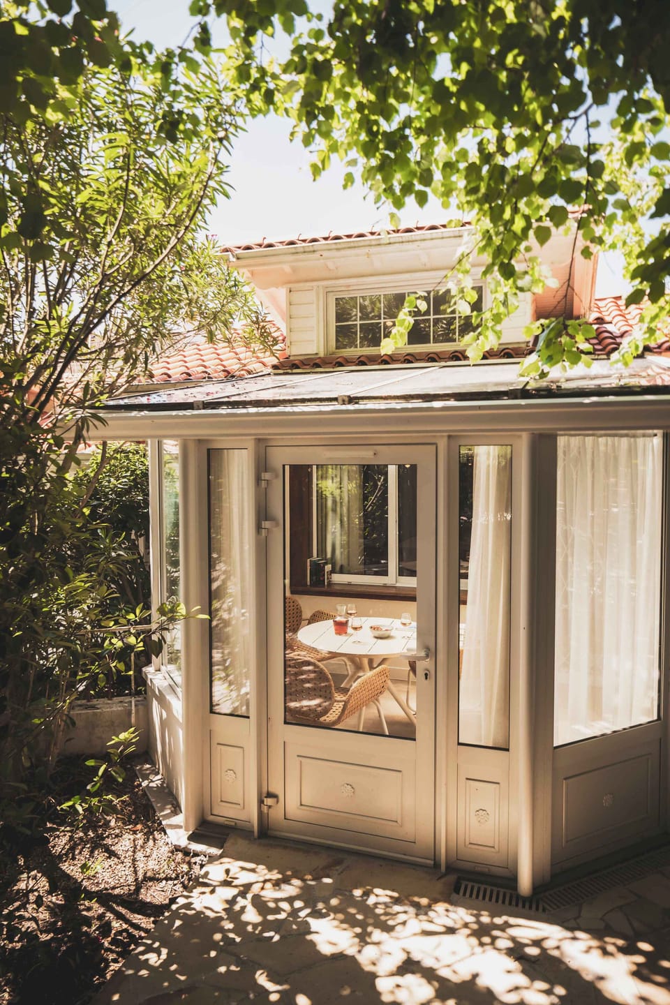 Nestled among trees and gardens, the studio offers privacy and calm just steps from the ocean.