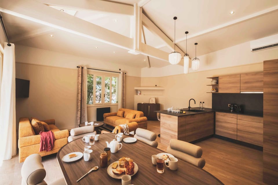 Spacious and practical, blending natural wood and modern design for effortless comfort.