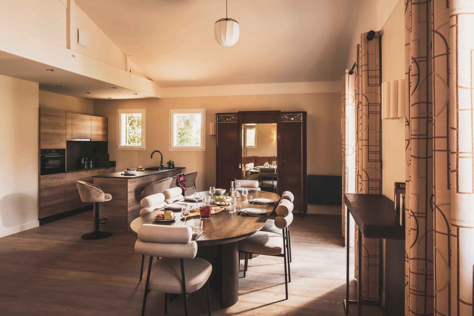 An open-plan kitchen and dining area where modern design meets the cozy charm of a Basque home.