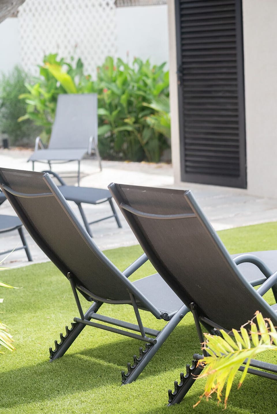 That invites you to relax and soak in the island ambiance.