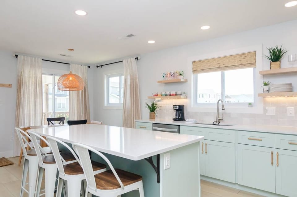 Well stocked Kitchen with Island Seating (4)