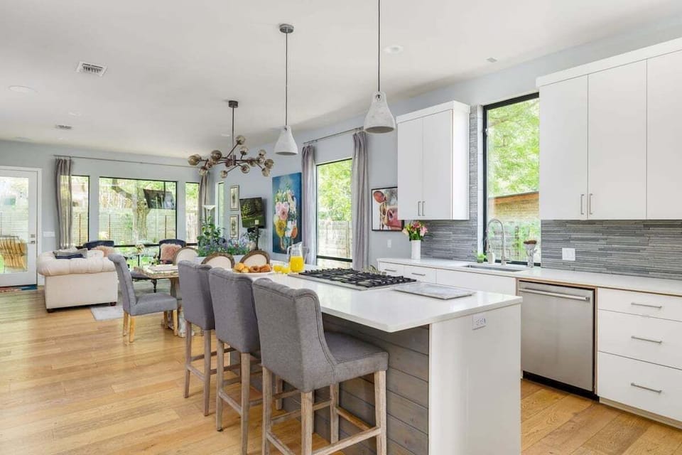 Fully Equipped Chef's Kitchen / Gas Range - Bar Seating