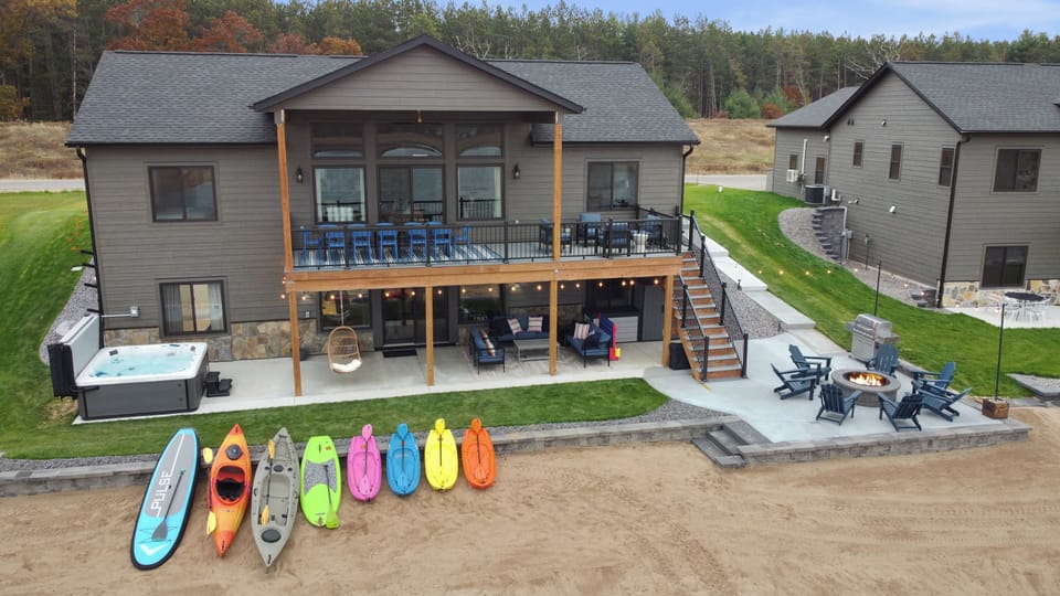 The Great Escape: 6BR Lakefront w/ Hot Tub, Firepit, Kayaks & Beachfront Fun
