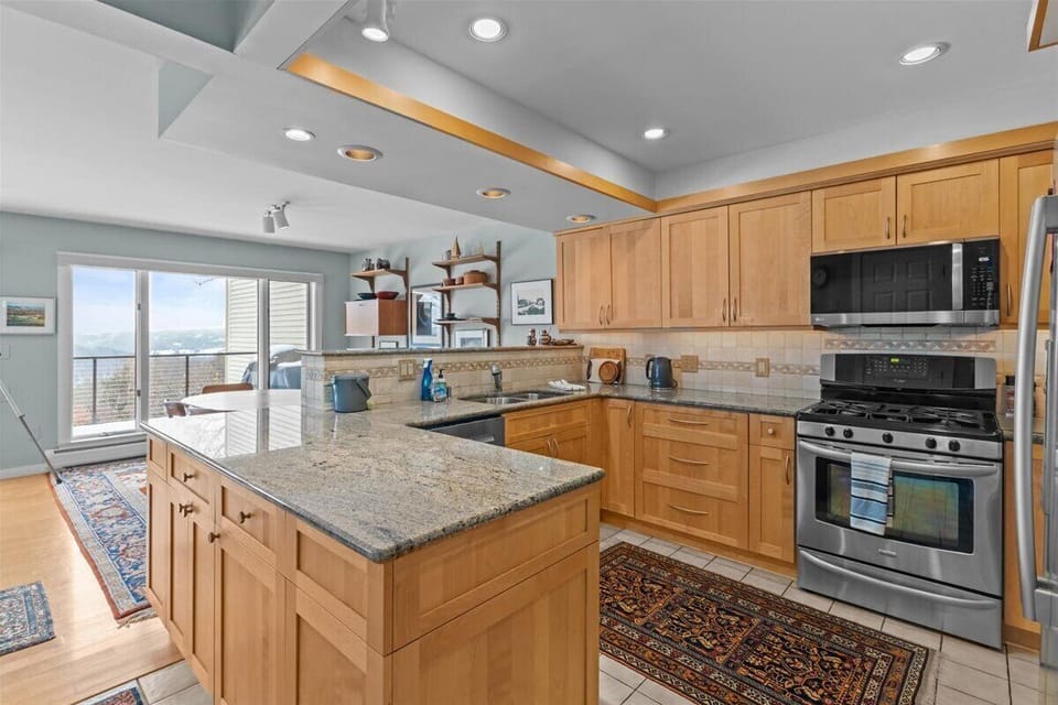 Spectacular Mountain-View Townhouse / Near Slopes (6670)