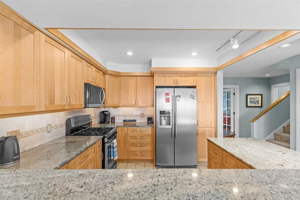 Spectacular Mountain-View Townhouse / Near Slopes (6673)