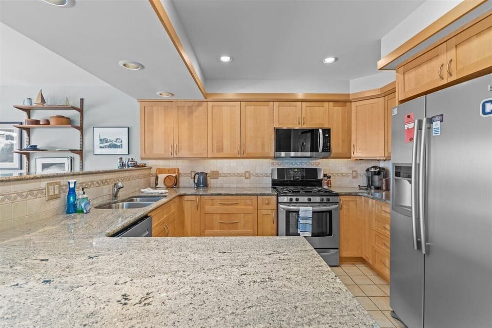 Spectacular Mountain-View Townhouse / Near Slopes (6671)