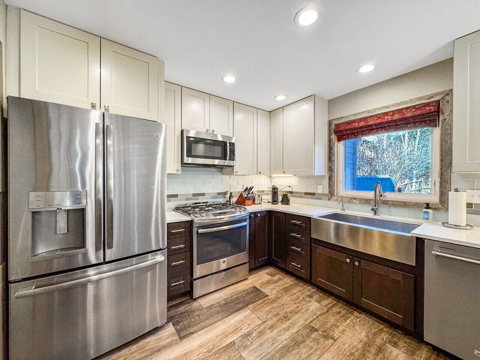 Fully equipped kitchen: fridge, gas stove, oven, dishwasher, sink overlooking outside. Cook breakfast before skiing, make easy dinners, wash dishes without hand-scrubbing everything. Real kitchen that functions