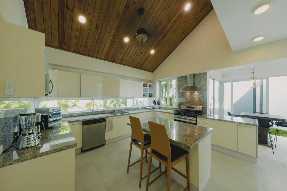 Modern luxury w/ outdoor movie theater and chef (7173)