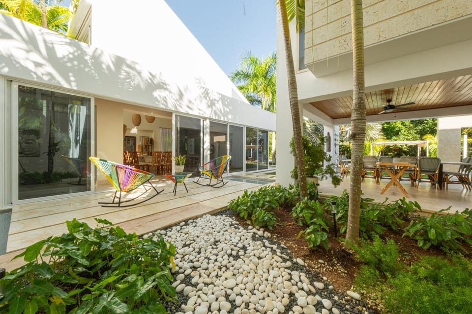Modern luxury w/ outdoor movie theater and chef (7163)