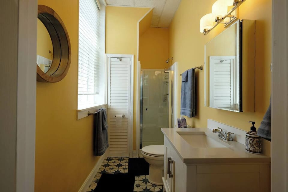 Full bath with towels included