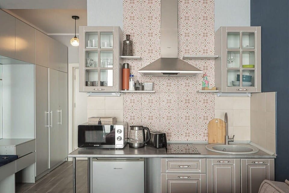 The kitchen is fully equipped, making it perfect for both short getaways and extended stays, so you can whip up delicious meals with ease!