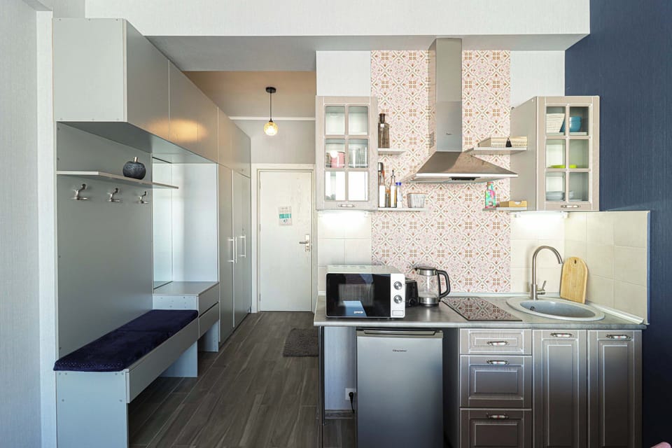 Upon entering, you will find ample storage space and hangers on your right, while the kitchen is located to the left.