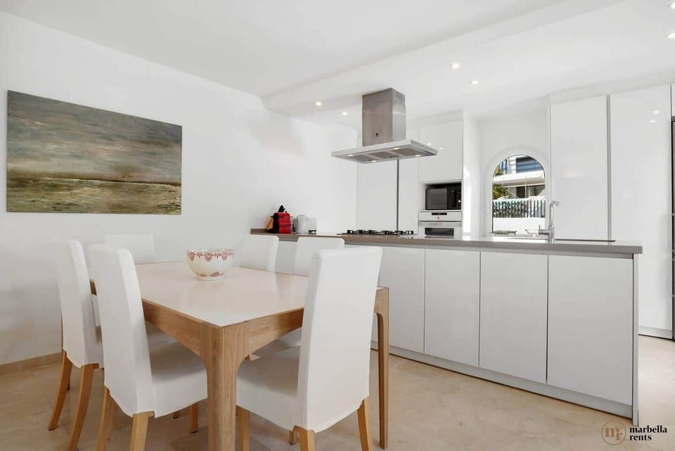 Dining area & Kitchen island