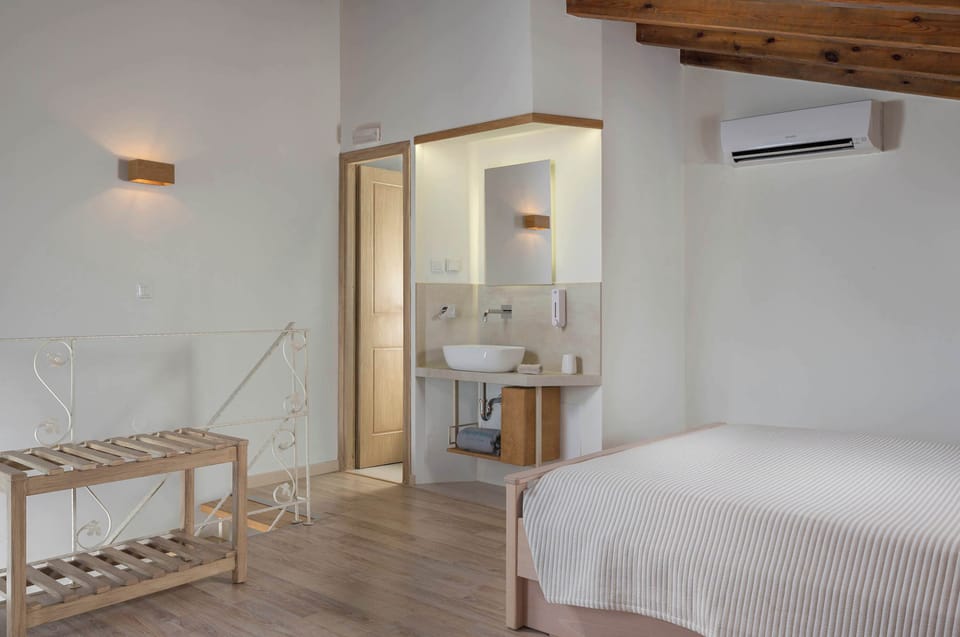 Modern Ensuite Bathroom with Stylish Comfort