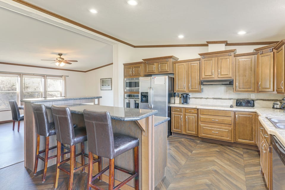 Kitchen | Drip & Keurig Coffee Maker | Dishwasher | Blender