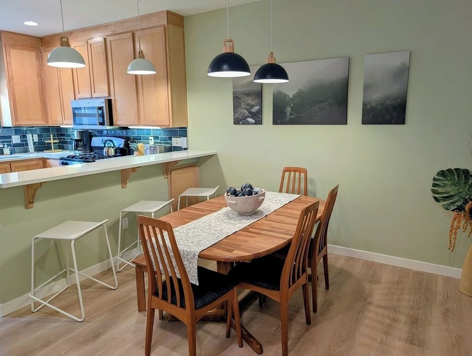 6 person dining table with 3 stools at the breakfast bar