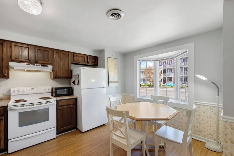 Adorable breakfast nook for keeping the chef in the family company.
