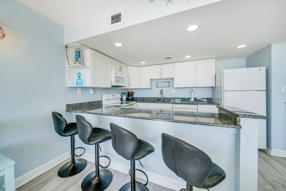 Before heading to the beach, stop by the Breakfast Bar for a quick snack!