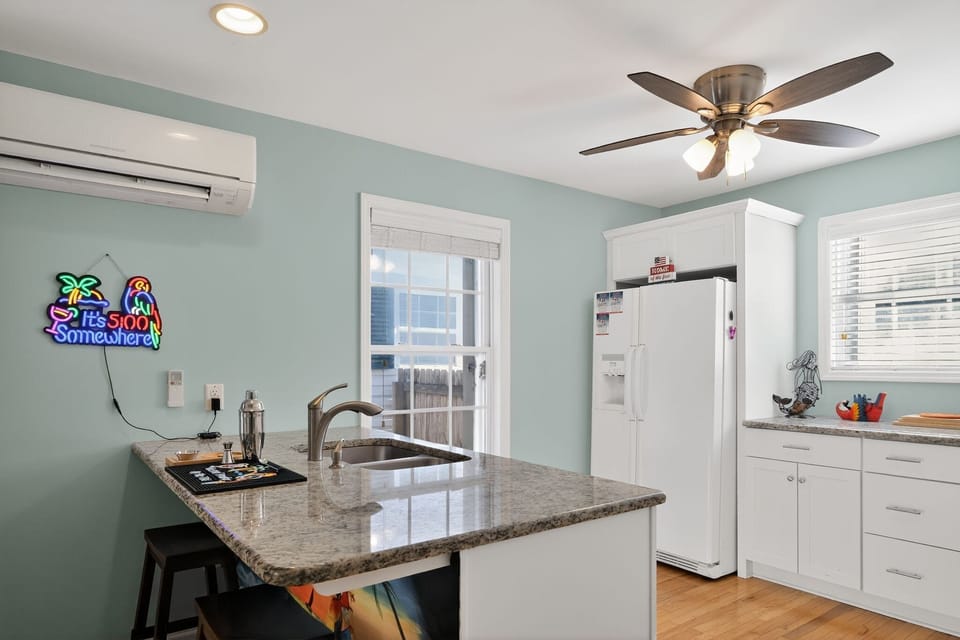 Indoors, Appliance, Ceiling Fan, Kitchen, Light Fixture
