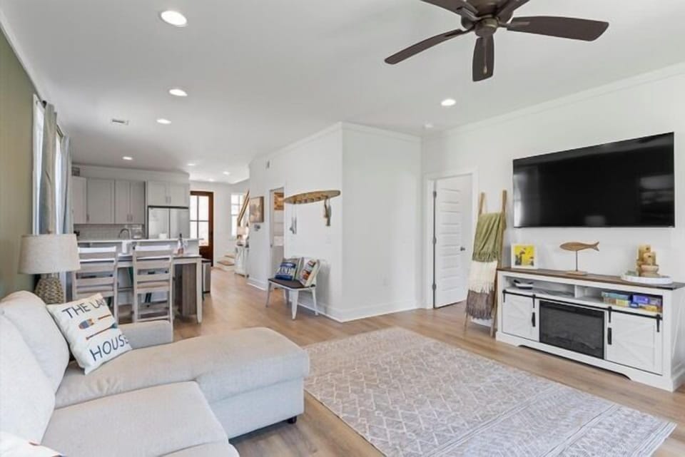 Spacious living and dining room combo. The luxury vinyl plank flooring throughout makes for a cozy, yet super clean space!
