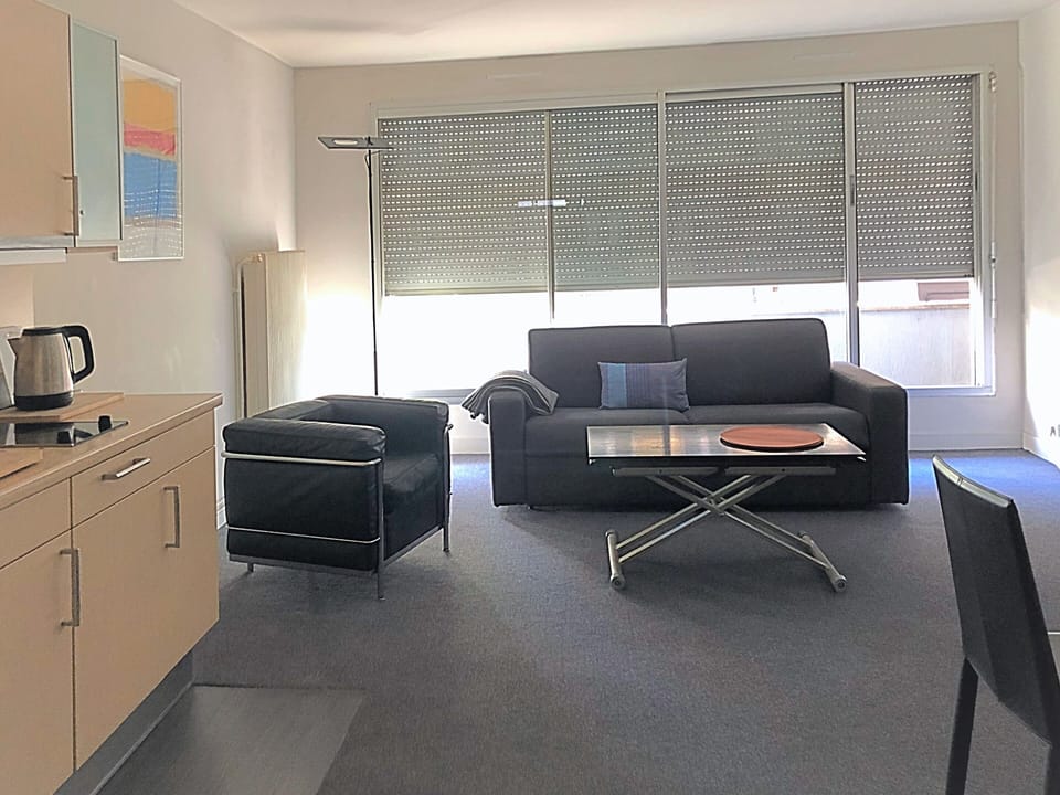 living with large bay window, rollerblind, onto balcony,