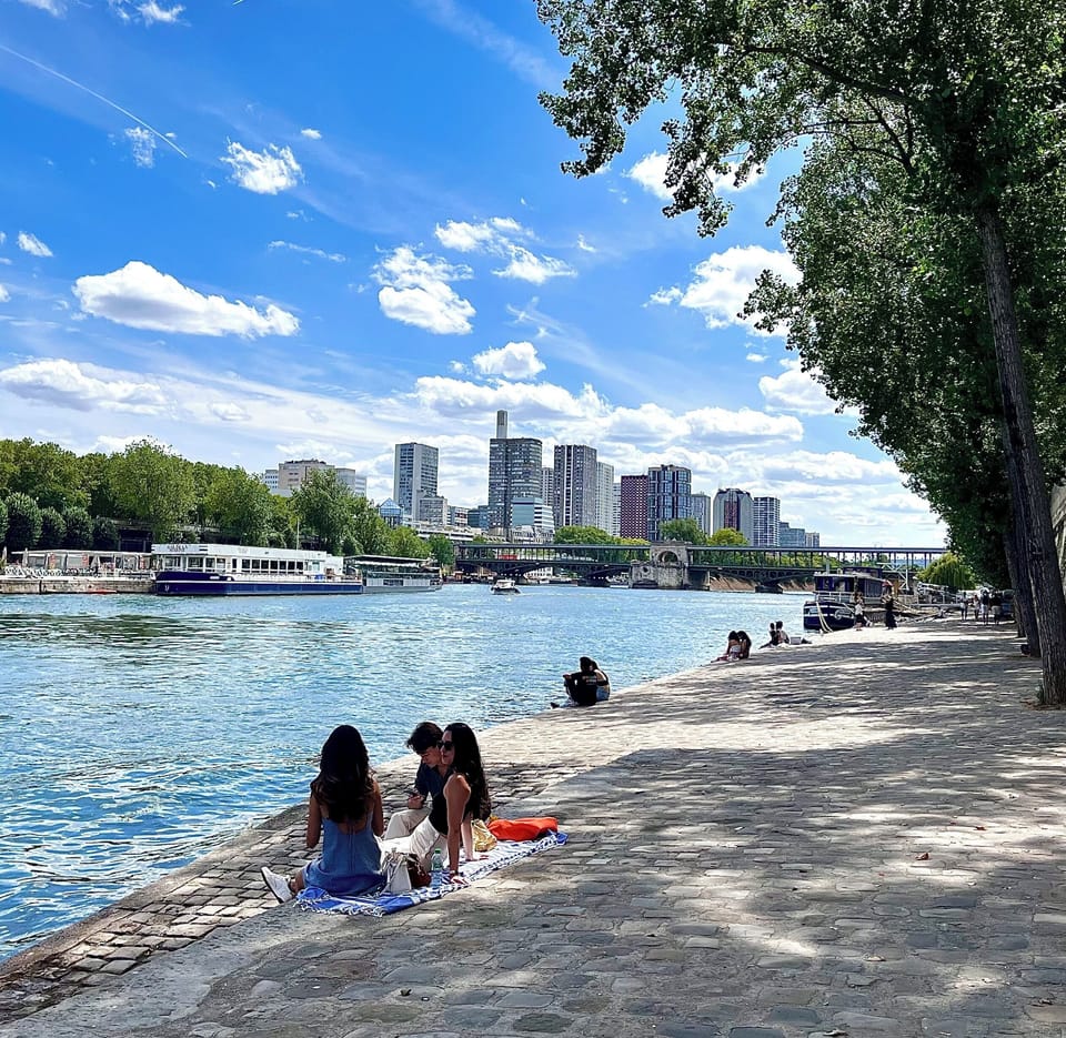 the promenade of the banks of the Seine just down the street