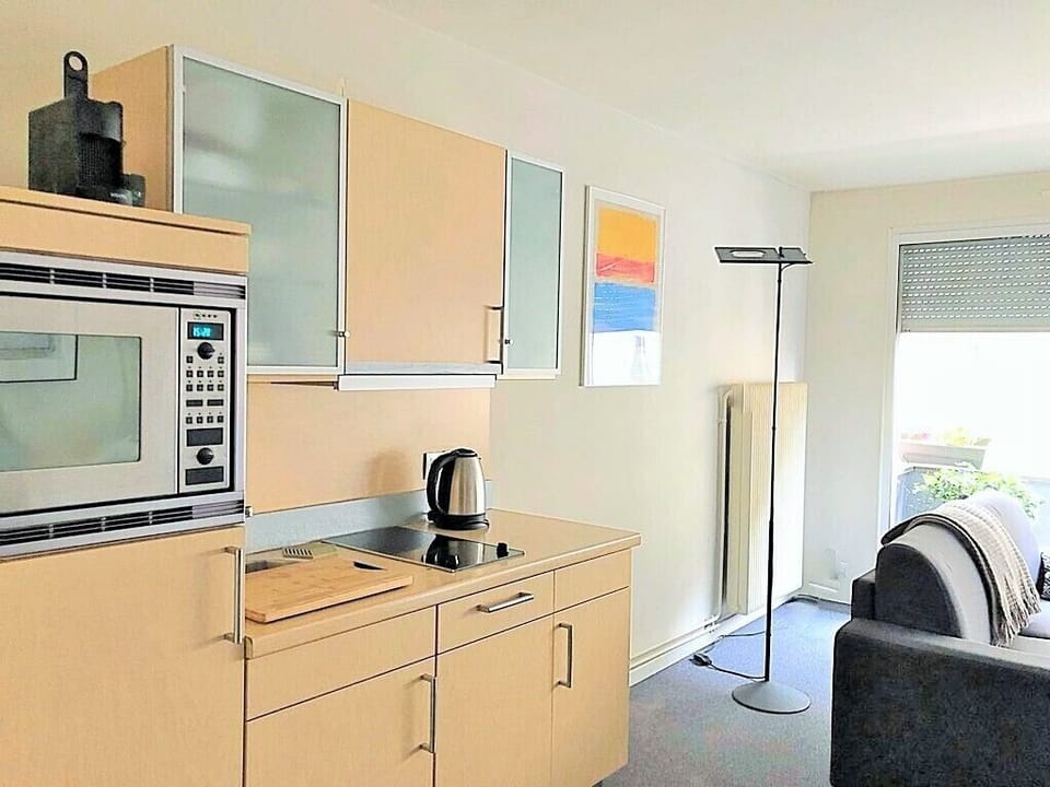 equipped kitchen linear, nespresso coffee, kettle, microwave, dishwasher,dishes