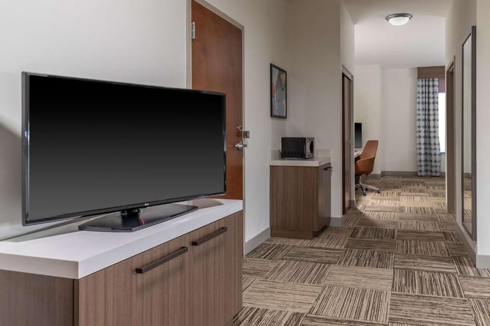 Kick back with easy TV viewing and convenient in-room setup.