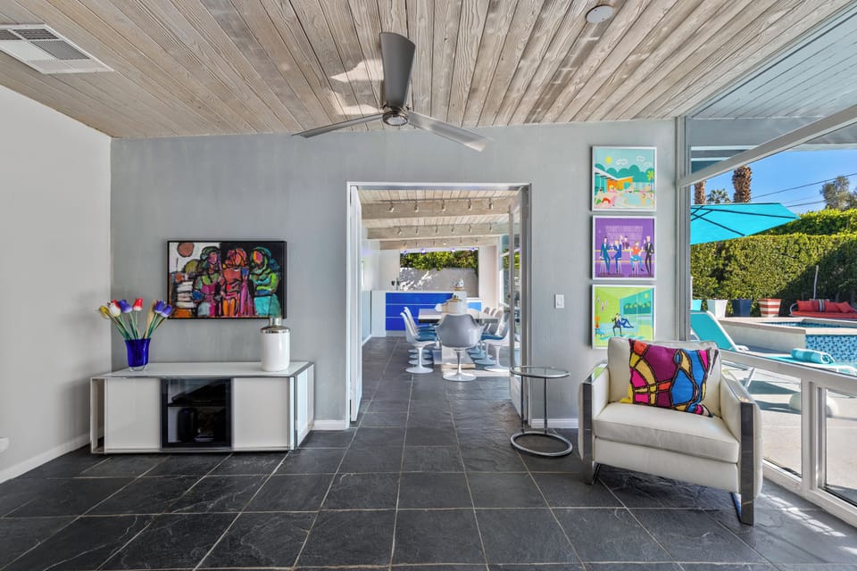 Open floor concept between the kitchen, living room and dininig room