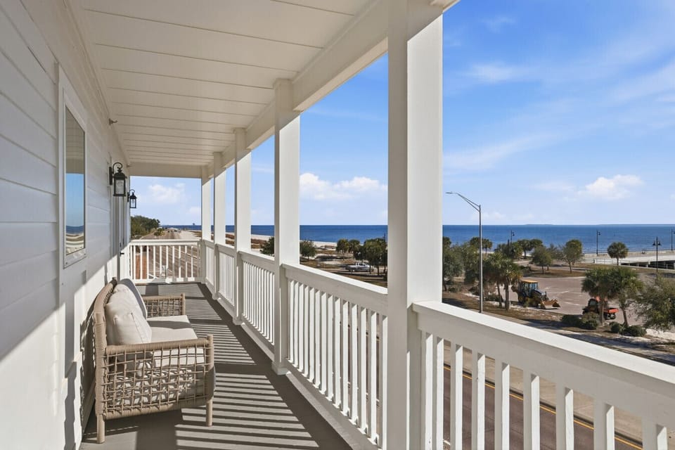 Waterfront beach views — Open coastal backdrop
