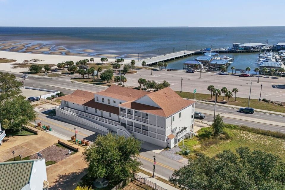 Coastal exterior — Easy access to beach and harbor
