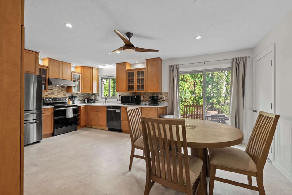 The inviting eat-in kitchen is well equipped for an unforgettable getaway​
