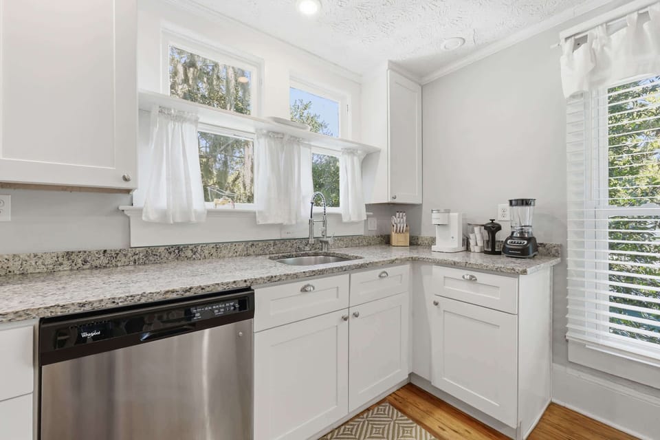 Full kitchen with table and seating for 4