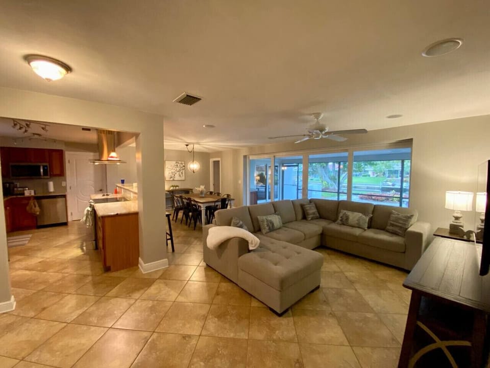 Extremely spacious open floor plan with large pullout sofa and plenty of seating for 6 guests.
