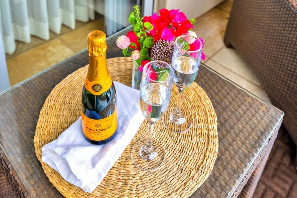 Enjoy chilled drinks with a view—this inviting lanai is ideal for slow mornings or early evening toasts. HKH-203