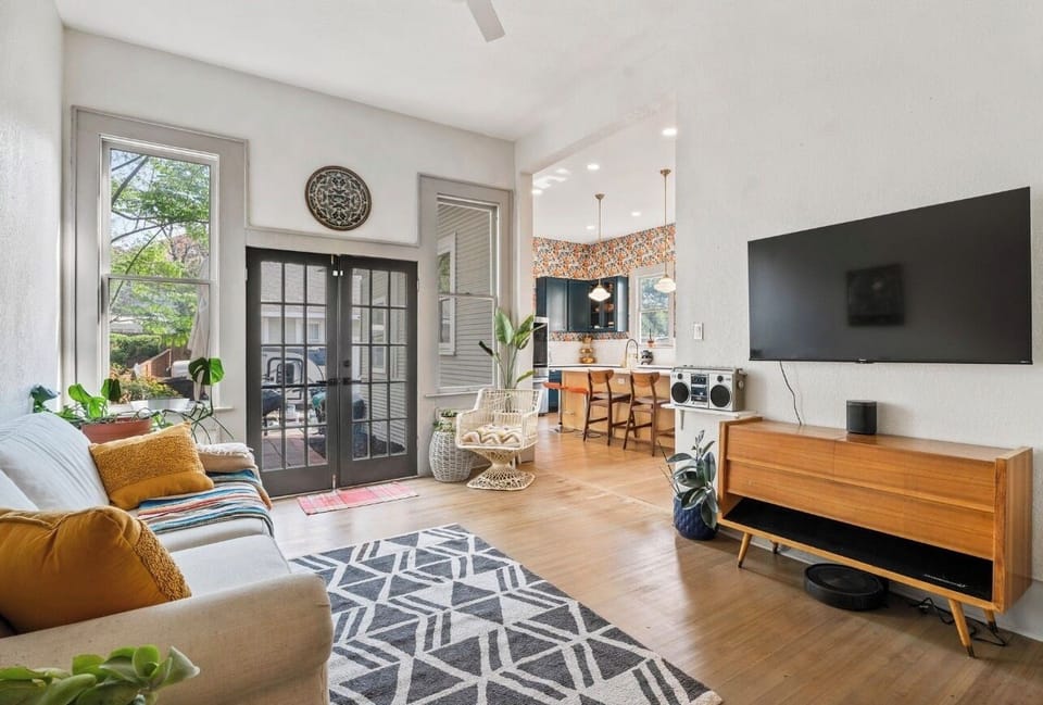 Second living room area