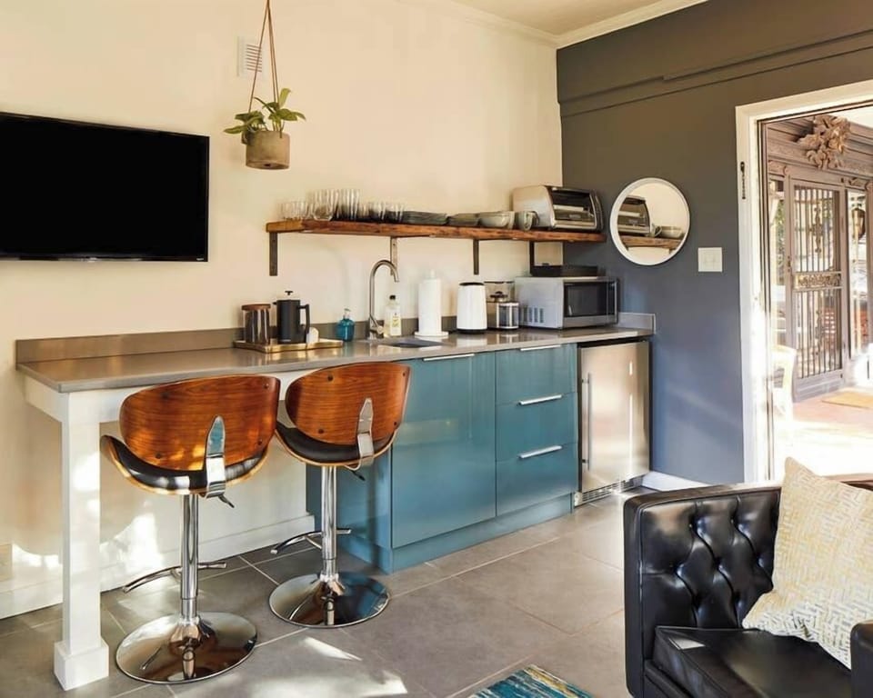 The dine-in kitchenette has everything you might need for a quick stay: a microwave, toaster, and refrigerator. Enjoy the fresh locally-roasted coffee and a selection of teas. 