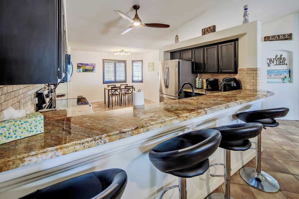 Breakfast bar with seating for four