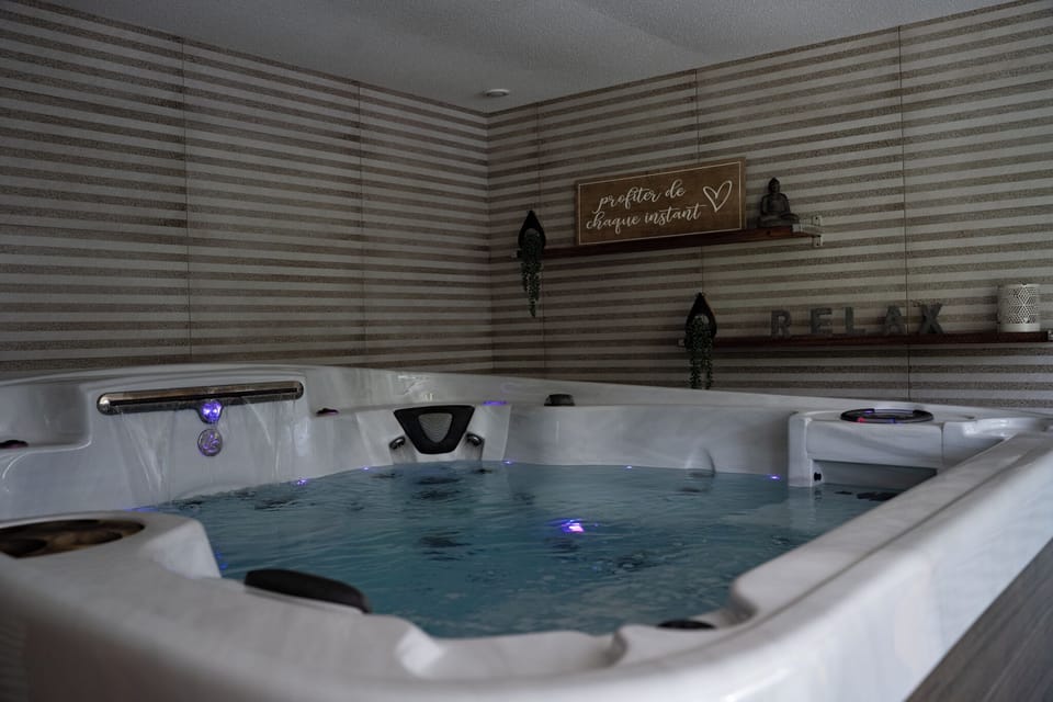 Indoor spa tub