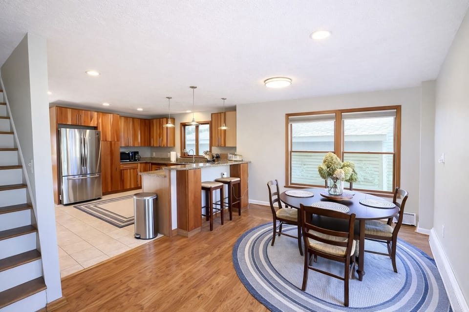 Kitchen, dining area.