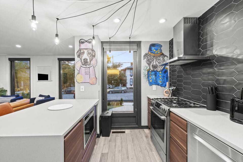 Step into the heart of the home where delicious memories are made! Our cozy kitchen boasts a refrigerator, stove, sink, and oven, ready for culinary adventures! 🥘🍳✨