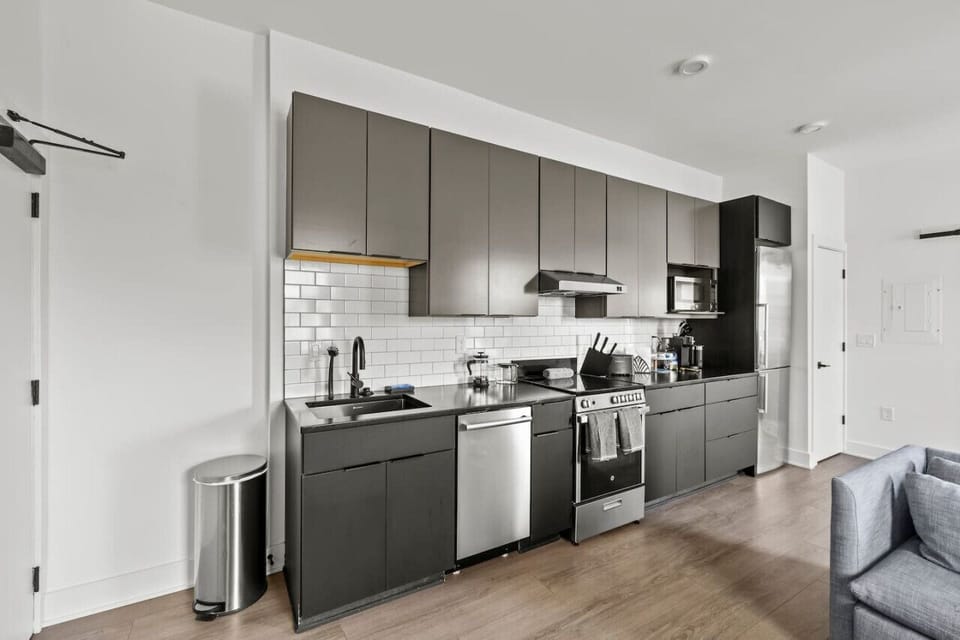 Fully equipped kitchen with modern appliances and all the essentials for cooking.