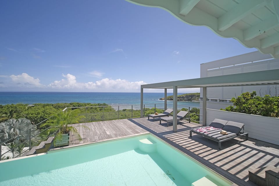 Villa la barque créole is a vast contemporary residence, swimming pool, beach on foot in Saint François