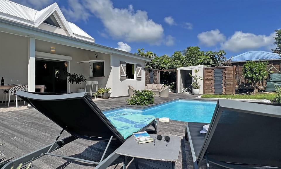 Villa Pampa is a charming address. Everything is open to nature. A discreet address with swimming pool and the beach of Anse des Rochers within walking distance.