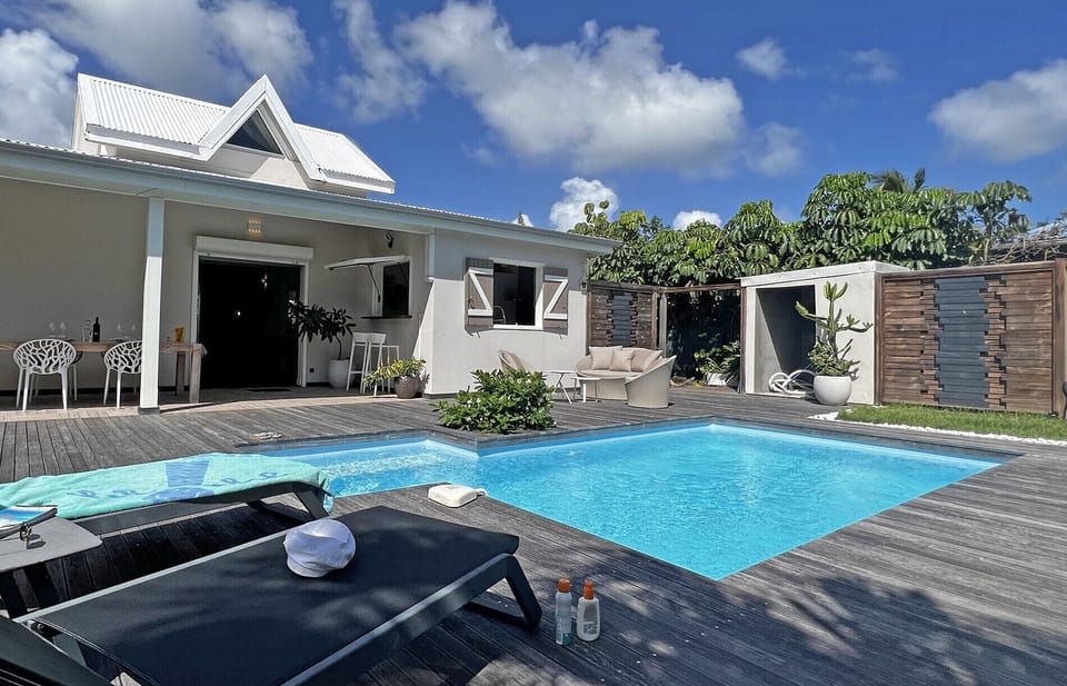 Villa Pampa is a charming address. Everything is open to nature. A discreet address with swimming pool and the beach of Anse des Rochers within walking distance.