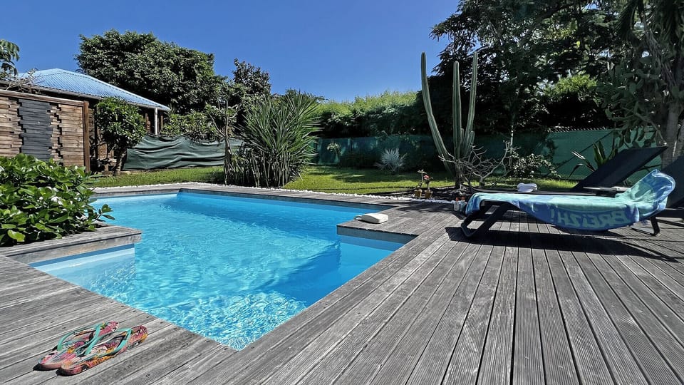Villa Pampa is a charming address. Everything is open to nature. A discreet address with swimming pool and the beach of Anse des Rochers within walking distance.