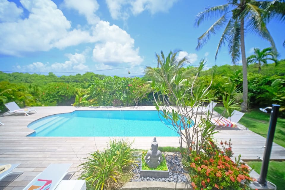 Villa Kaz Galante has a sea view, a swimming pool and is on foot from the beach of Anse des Rochers. It has 4 bedrooms for 8 people. The Saint François golf course is 10 minutes away.