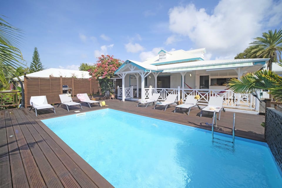 Villa Kaz Ayou is a charming villa in St François, Guadeloupe, ideal for a peaceful holiday with its 4 bedrooms and swimming pool.